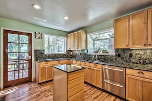 Fridge, microwave, oven, stovetop - HOT TUB, RIVERFRONT CHALET FAMILY & DOG FRIENDLY ON ACRE NEAR 3 SKI AREAS, SLED (South Lake Tahoe)