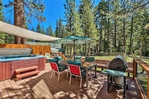 Outdoor dining - HOT TUB, RIVERFRONT CHALET FAMILY & DOG FRIENDLY ON ACRE NEAR 3 SKI AREAS, SLED (South Lake Tahoe)