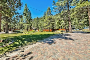 Property grounds - HOT TUB, RIVERFRONT CHALET FAMILY & DOG FRIENDLY ON ACRE NEAR 3 SKI AREAS, SLED (South Lake Tahoe)