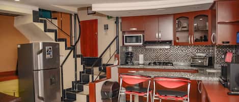 Geladeira, micro-ondas, cooktop, lava-louças