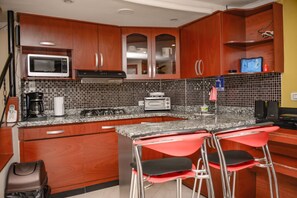 Frigorífico, microondas, placa de cocina y lavavajillas