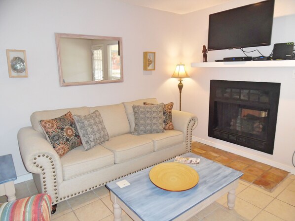 Smart TV, fireplace, books - Redfish Qtrs! Awesome 2/2! Dog Friendly Fenced Yard! Walk to the Beach! (Port Aransas)