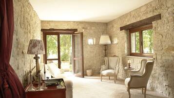 Smart-TV, Kamin, Bücher, Stereoanlage