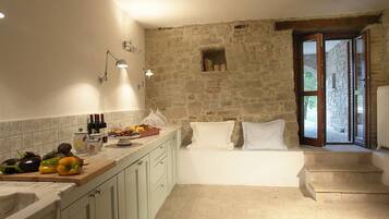 Frigorifero, microonde, forno, piano cottura