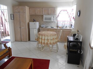 Réfrigérateur, micro-ondes, plaque de cuisson, cafetière/bouilloire