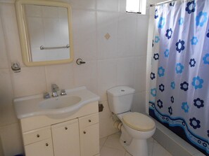 Shower, towels, toilet paper - See, Feel, Experience Barbados (Bridgetown)