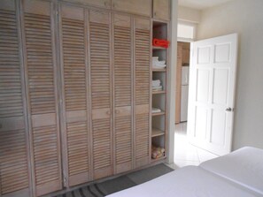 1 chambre, coffres-forts dans les chambres, fer et planche à repasser