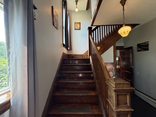 Stately Strip Home | Pets OK | Walk to Winery