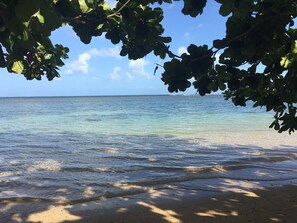 Chaises longues, serviettes de plage