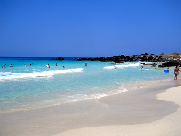 Sulla spiaggia, lettini da mare, teli da spiaggia