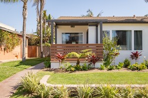 Exterior - Luxury Pacific Beach Family Getaway Steps to Beach Jacuzzi Yard AC Garage BBQ (San Diego)