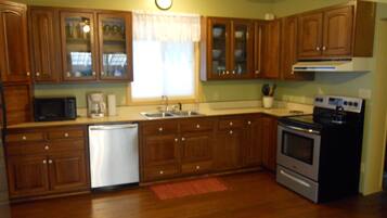 冰箱、微波炉、烤箱、炉灶