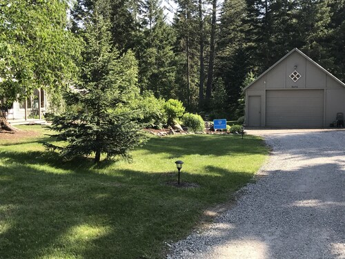 Abbot Creek Cottage, Only 10 Minutes from Glacier National Park!