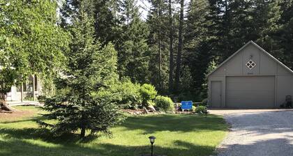 Abbot Creek Cottage, Only 10 Minutes from Glacier National Park!