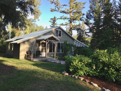 Abbot Creek Cottage, Only 10 Minutes from Glacier National Park!