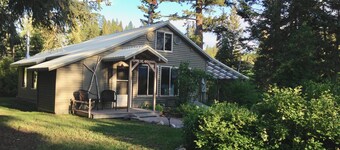 Abbot Creek Cottage, Only 10 Minutes from Glacier National Park!