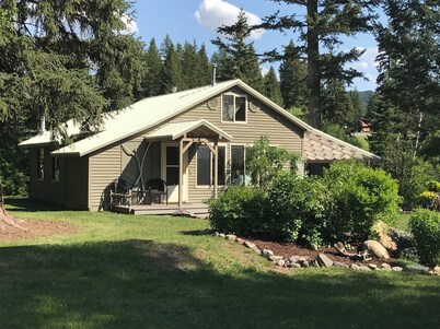 Abbot Creek Cottage, Only 10 Minutes from Glacier National Park!