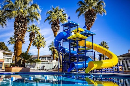 IMMACULATE COMPLETELY UPGRADED-NEW FURNITURE*SLEEPS 16 IN BEDS, PRIVATE HOT TUB