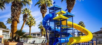 IMMACULATE COMPLETELY UPGRADED-NEW FURNITURE*SLEEPS 16 IN BEDS, PRIVATE HOT TUB