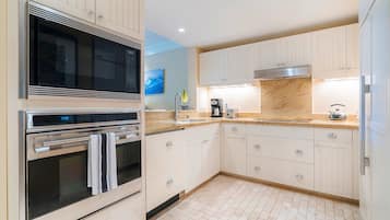 Frigorífic, microones, forn i placa de cuina