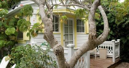 Conch Republic Consul General's Cottage.-Pool-Historic District-Assigned Parking