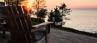 Lakefront Home Water Front Pet Friendly Steps from Winery Wi-Fi & Cable