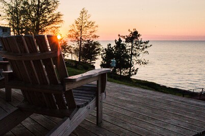 Lakefront Home Water Front Pet Friendly Steps from Winery Wi-Fi & Cable