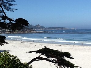 På stranden, solsenger og strandhåndklær