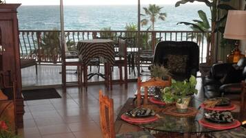 TV connectée, lecteur de DVD, livres, vidéothÚque