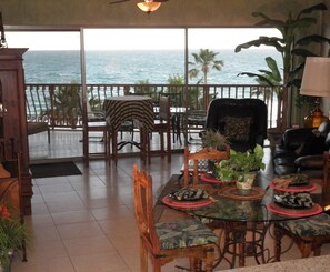 TV connectée, lecteur de DVD, livres, vidéothèque