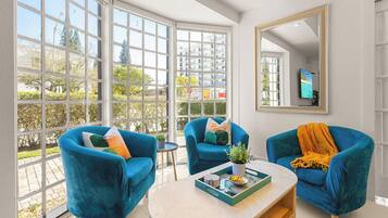 Smart TV, fireplace, DVD player