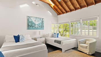 5 bedrooms, desk, iron/ironing board, travel crib