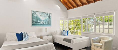 5 間睡房、書桌、熨斗/熨衫板、可攜式嬰兒床