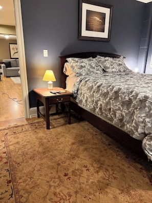 2 makuuhuonetta, työpöytä, silitysrauta/-lauta, vauvan matkasänky