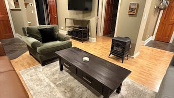 Smart-TV, Kamin, DVD-Player, Bücher