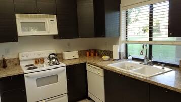 KĂŒhlschrank, Mikrowelle, Ofen, Herdplatte