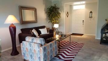 Smart-TV, DVD-Player, BĂŒcher, Stereoanlage