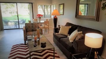 Smart-TV, DVD-Player, BĂŒcher, Stereoanlage