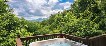 SONGBIRD OF THE MOUNTAIN! Mountain Top Luxury Cabin with privacy! 7 min to GSMNP