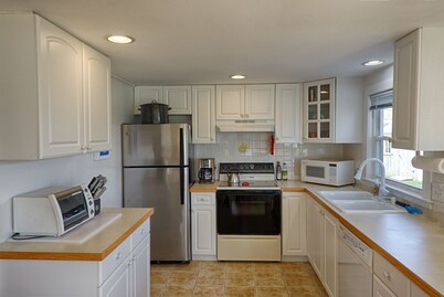 Charming & Bright • Walk to Beach • AC / strong wifi • King Bed • Family Haven