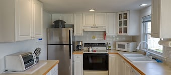 Charming & Bright • Walk to Beach • AC / strong wifi • King Bed • Family Haven