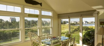 Charming & Bright • Walk to Beach • AC / strong wifi • King Bed • Family Haven