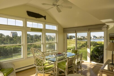 Charming & Bright • Walk to Beach • AC / strong wifi • King Bed • Family Haven