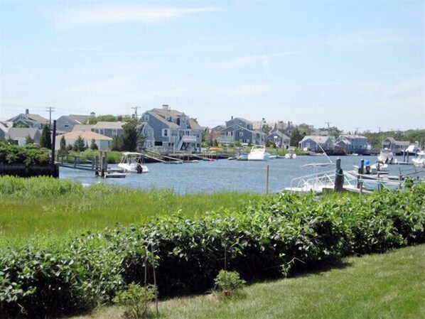 Marina - Walk to Craigville Beach • AC / strong wifi • King Bed • Family Fun (Centerville)