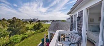 Walk to Craigville Beach • AC / strong wifi • King Bed • Family Fun