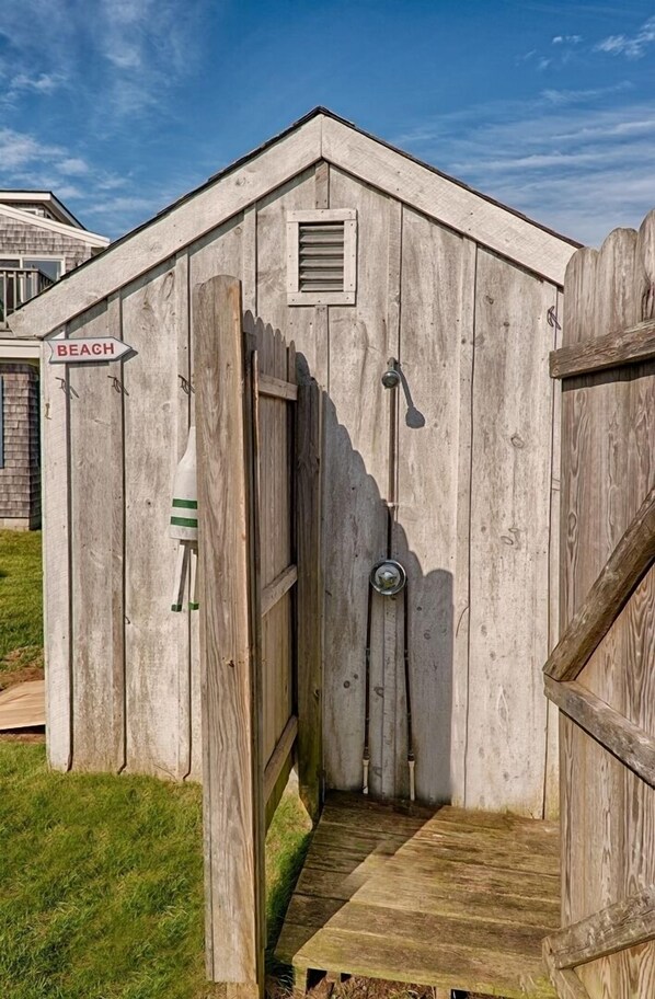 Property grounds - Walk to Craigville Beach • AC / strong wifi • King Bed • Family Fun (Centerville)