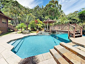 Una piscina al aire libre