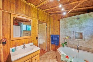 Bañera con ducha, bañera de hidromasaje, secador de pelo, toallas