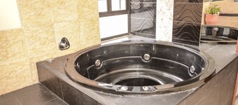  3 Bedroom PH Roofdeck, Ac, Hot Tub, 3 Blocks To Park Lleras