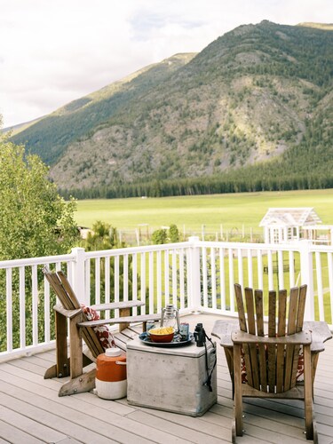 The Red Barn-Perfect GNP Base Camp. 5 Star Luxury on the farm. Clean & Comfy.